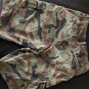 Baggy camo cargo shorts